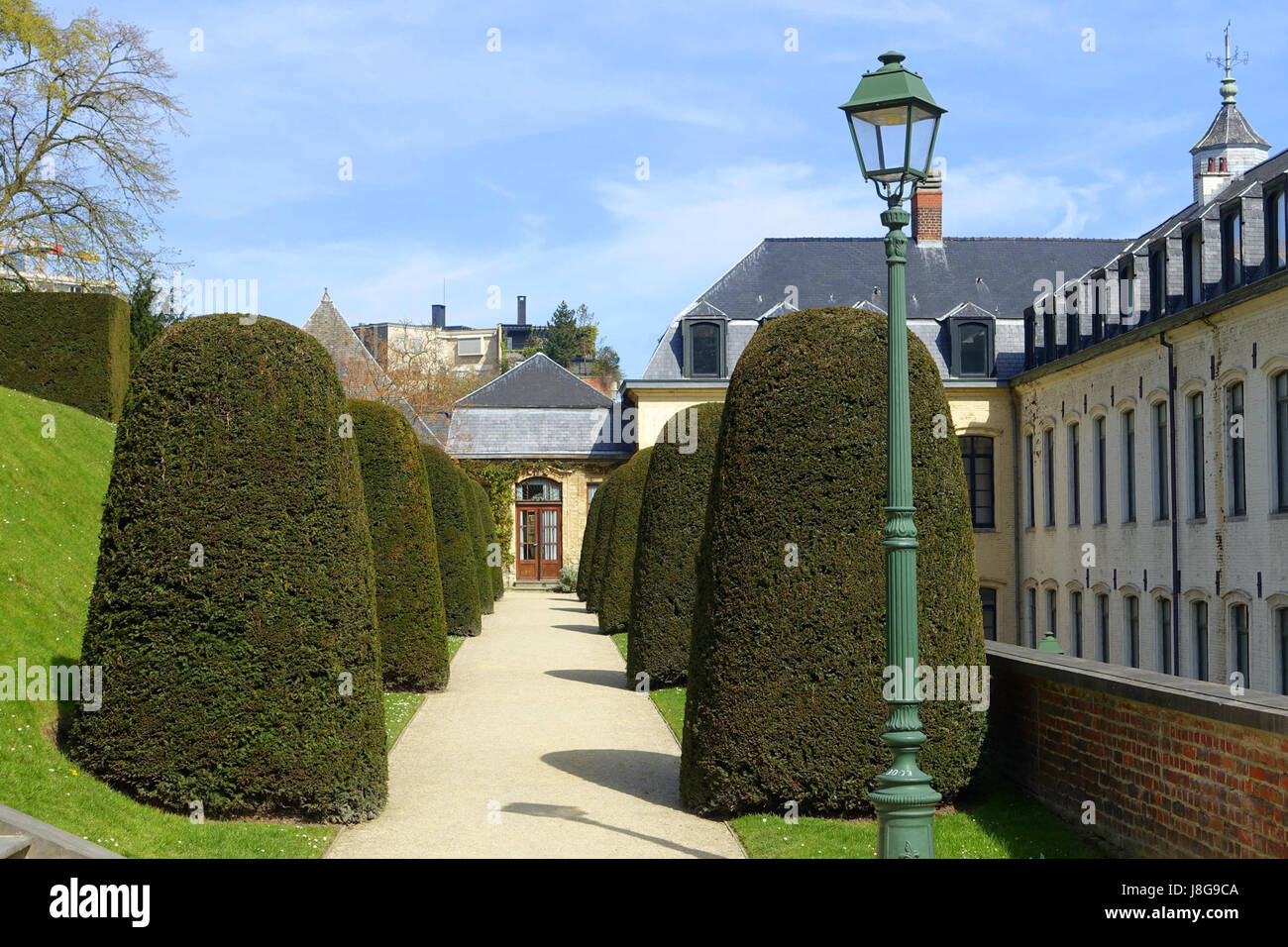 Les jardins de l'abbaye de la Cambre à Bruxelles, en Belgique, sont un site historique et botanique important. Les jardins, associés à l'ancienne abbaye, sont connus pour leur beauté et leur rôle dans l'histoire horticole belge. Banque D'Images