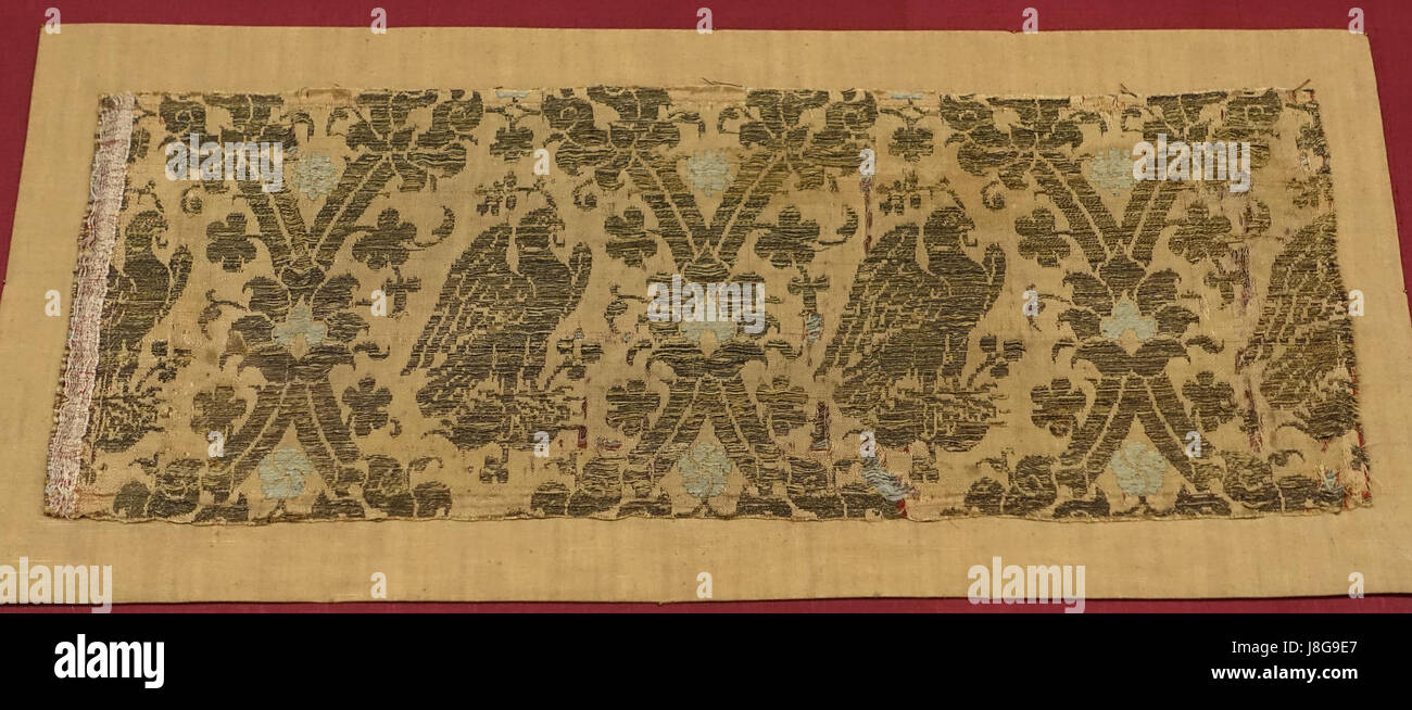 Fragment de textile lampas, Italie, c. 1400, la soie avec broderie or Musée du Cinquantenaire Bruxelles, Belgique DSC08795 Banque D'Images Fragment de textile lampas, Italie, c. 1400, la soie avec broderie or Musée du Cinquantenaire Bruxelles, Belgique DSC08795 Banque D'Images