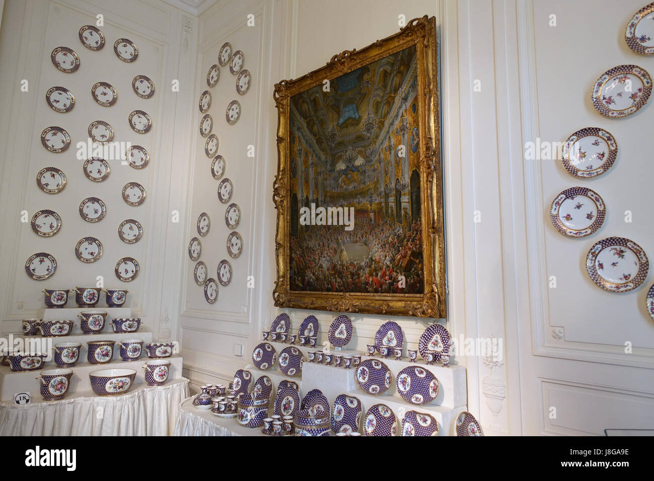 Ce service de dîner en porcelaine était un cadeau du roi Louis XV à Georg Adam Furst von Starhemberg en 1761. Il fait partie de la collection du Waddesdon Manor dans le Buckinghamshire, mettant en valeur un savoir-faire exquis typique de la porcelaine française du XVIIIe siècle. Banque D'Images