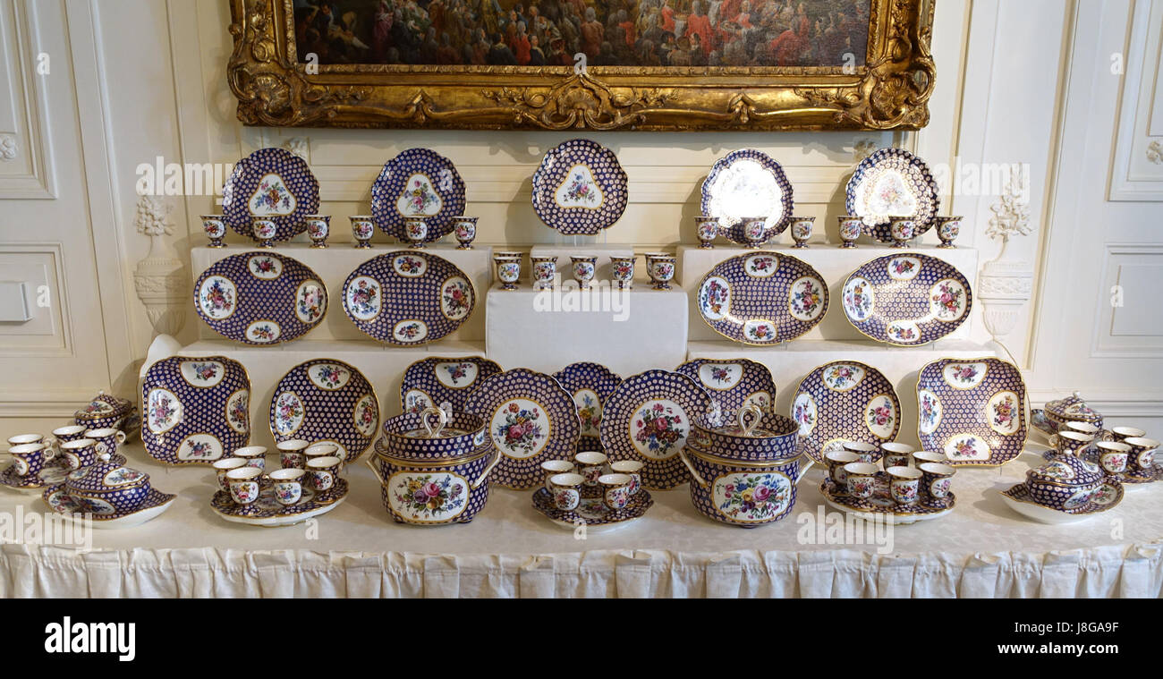 Ce dîner en porcelaine, présenté par le roi Louis XV à Georg Adam Furst von Starhemberg en 1761, est exposé au manoir Waddesdon dans le Buckinghamshire, en Angleterre. L'ensemble reflète l'artisanat français de porcelaine du XVIIIe siècle. Banque D'Images