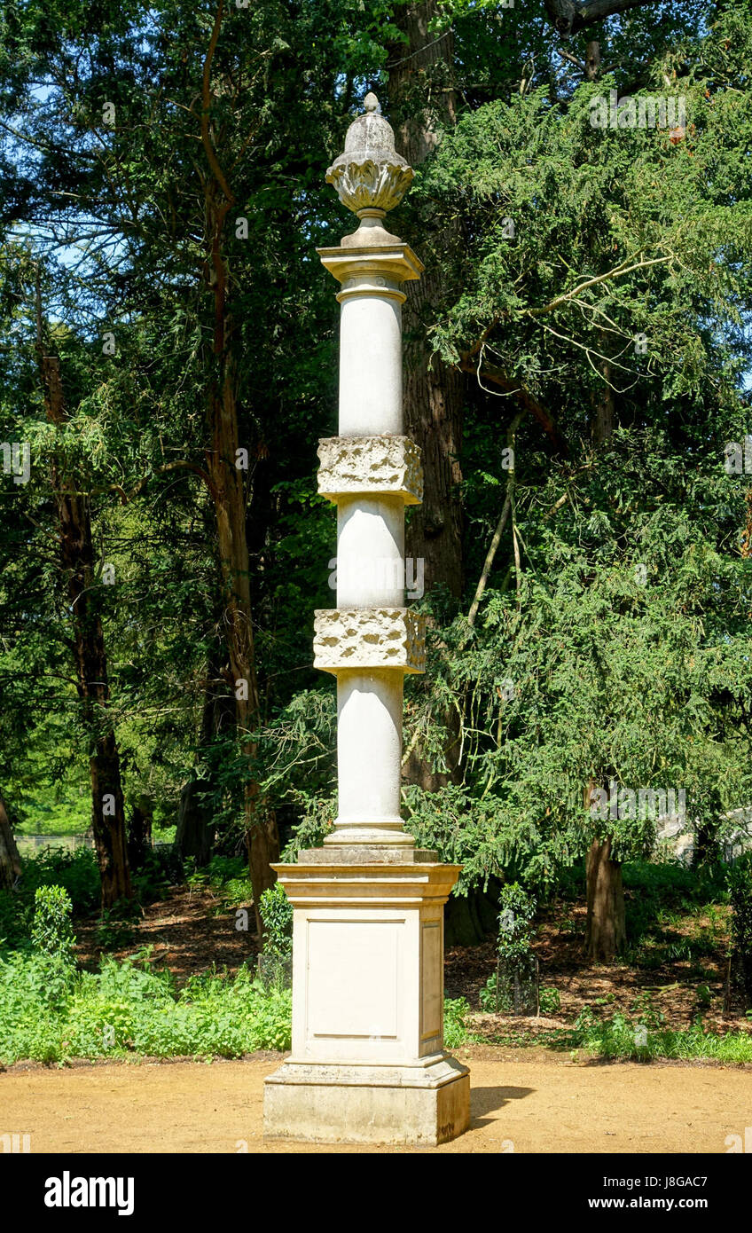 Le monument Lancelot Brown à Wrest Park dans le Bedfordshire commémore l'influent architecte paysagiste anglais Lancelot 'Capability' Brown, réputé pour avoir conçu des jardins et des paysages emblématiques au XVIIIe siècle. Banque D'Images