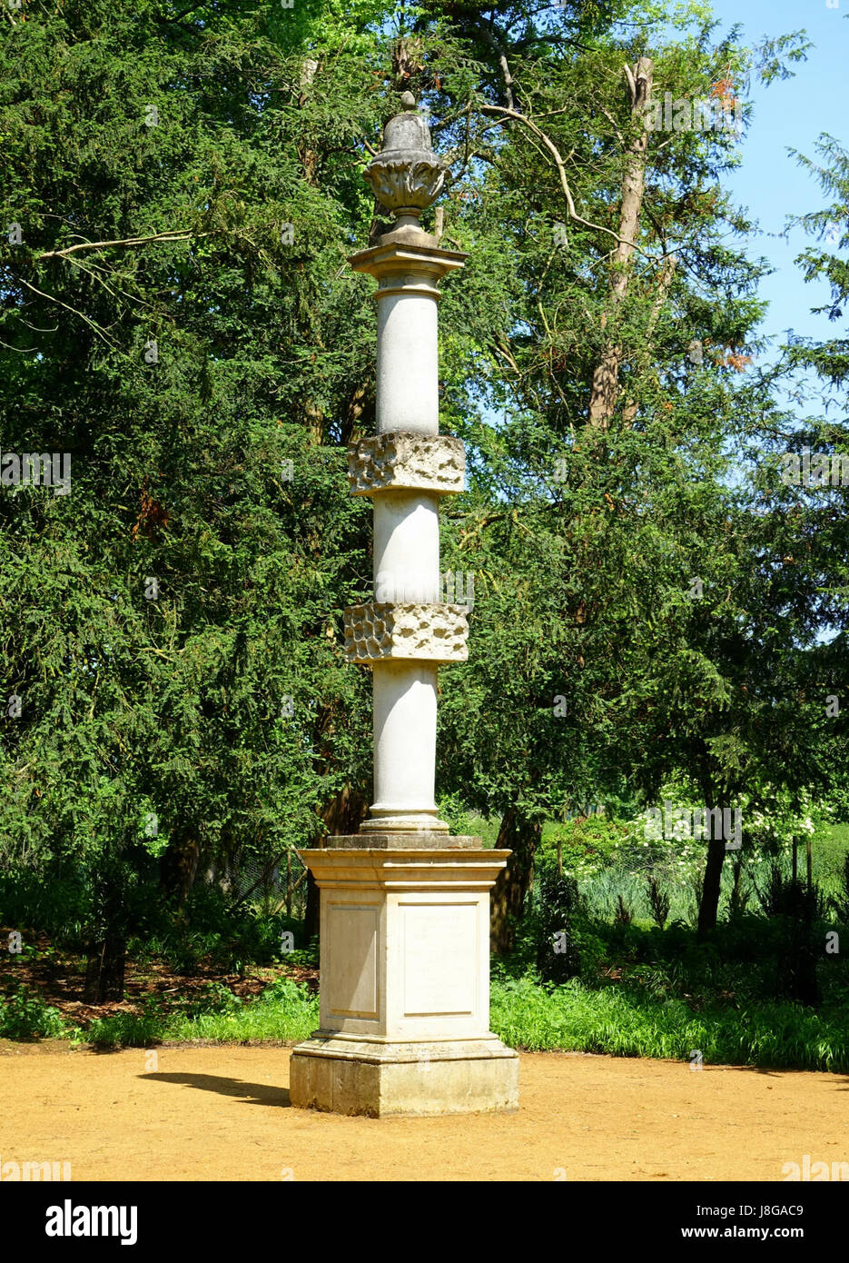 Le monument Lancelot Brown à Wrest Park, Bedfordshire, Angleterre, rend hommage à l'architecte paysagiste Lancelot 'Capability' Brown, connu pour son travail dans les jardins et parcs anglais au cours du XVIIIe siècle. Le monument est situé dans le parc où Brown a apporté une contribution significative à sa conception. Banque D'Images