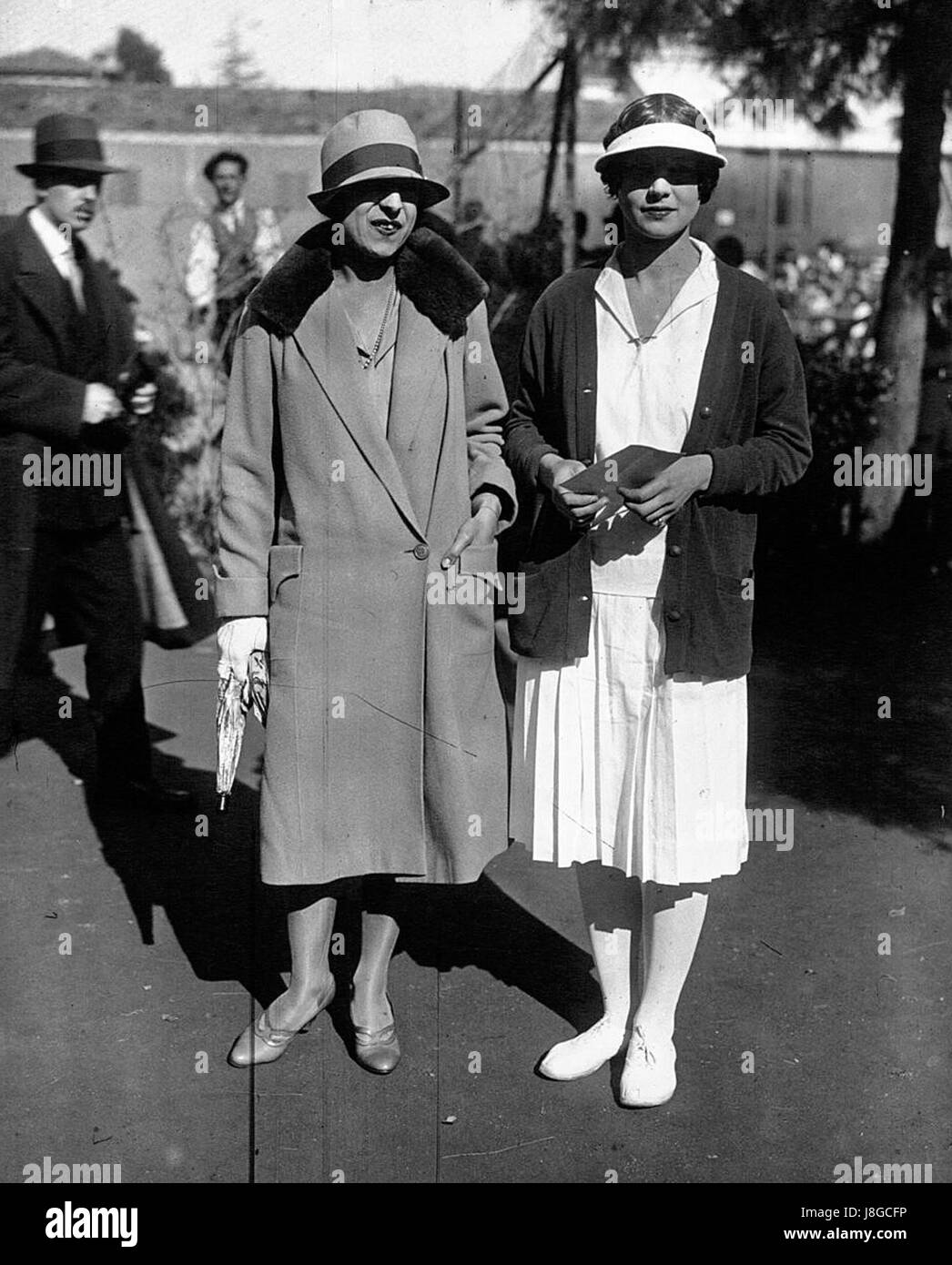 Une photographie de 1926 montrant deux championnes de tennis, Suzanne Lenglen et Helen Wills Moody, toutes deux des figures clés du tennis féminin au début du XXe siècle. Banque D'Images