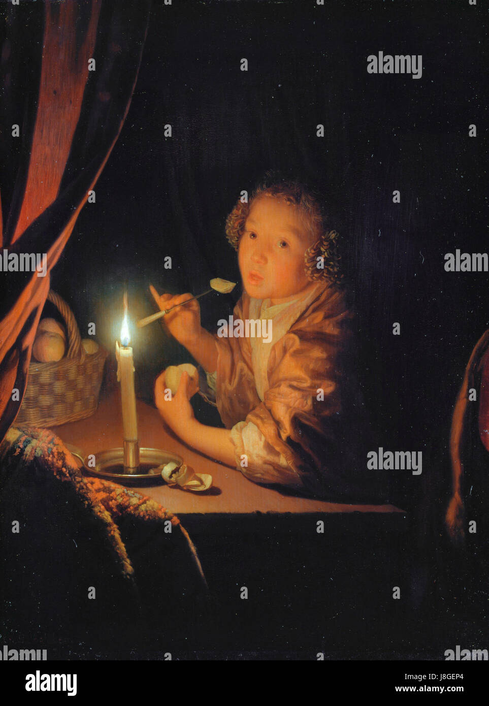 Cette peinture du XVIIe siècle de *Godefridus Schalcken* représente une fille sur le point de mordre dans un morceau de pomme. Connu pour sa maîtrise de la lumière et de l'ombre, le travail de Schalcken est connu pour sa représentation délicate de la vie quotidienne et l'utilisation subtile du chiaroscuro. Banque D'Images