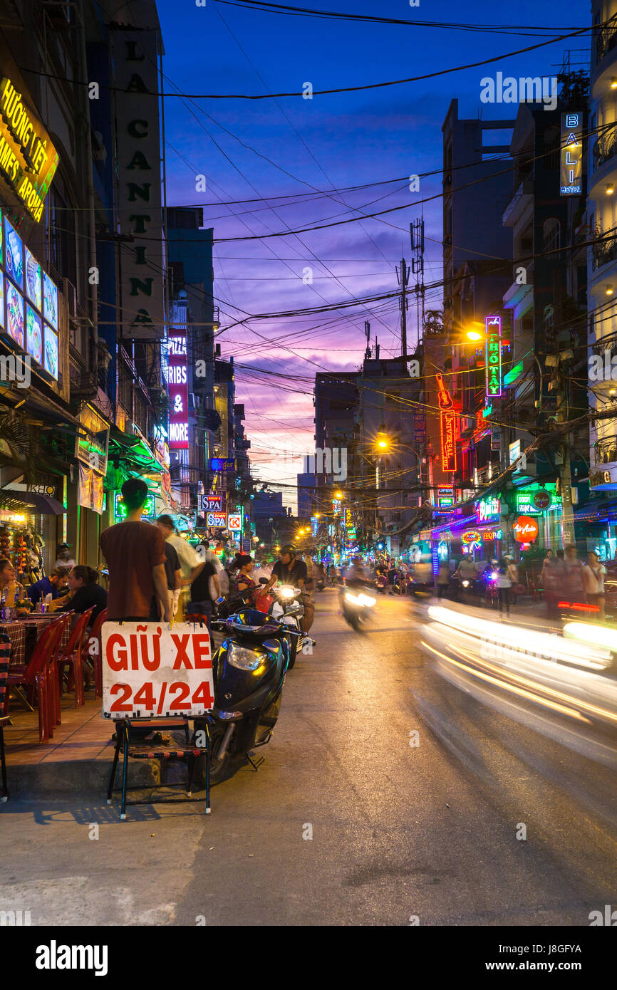 Ho Chi Minh Ville, Vietnam - 20 novembre 2015 : vue de la nuit de monde Bui Vien Street, célèbre backpackers salon à Saigon, le 20 novembre 2015, Vietnam. Banque D'Images