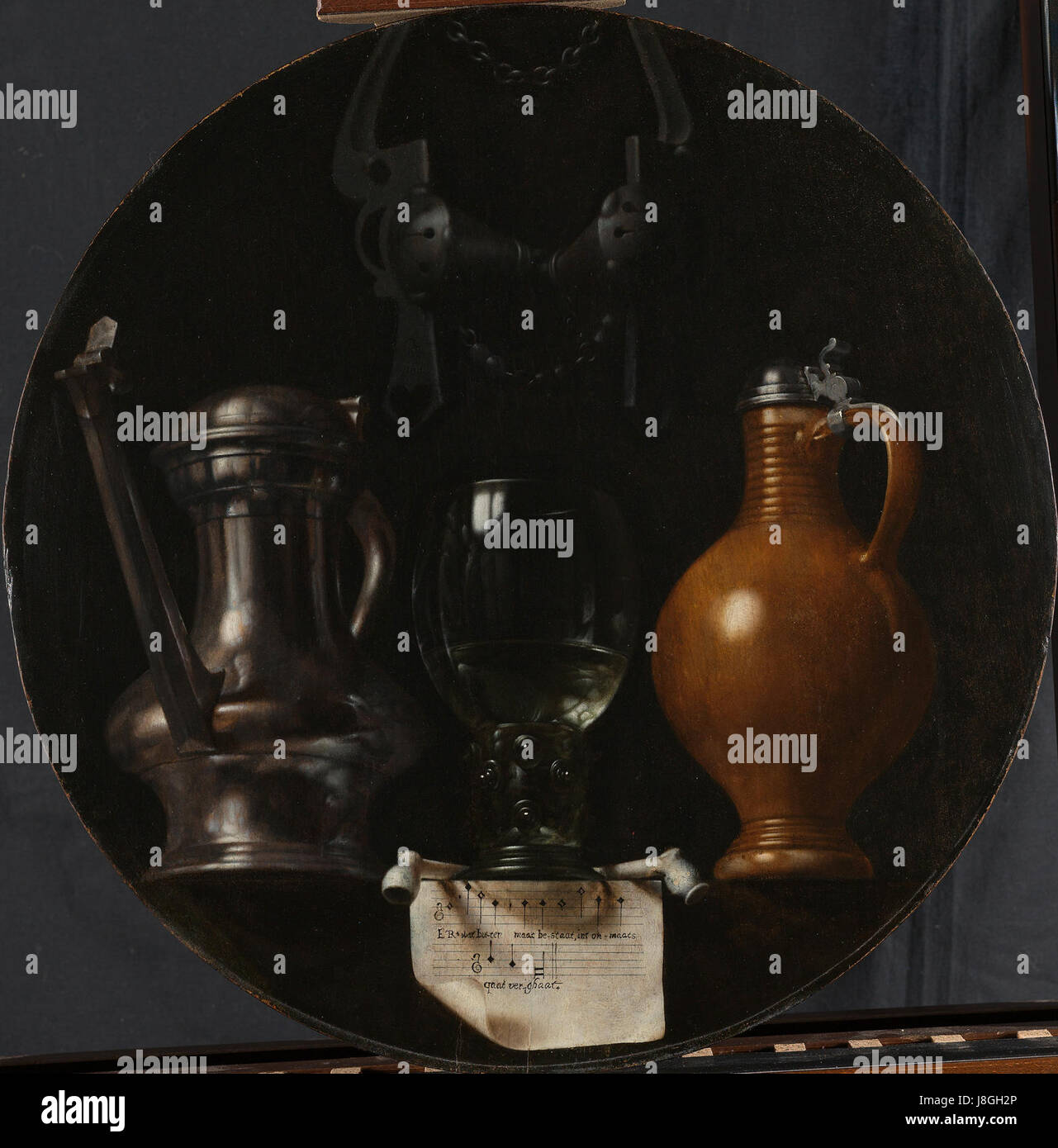 Cette nature morte hollandaise du XVIIe siècle, intitulée « Emblematisch stilleven met kan, glas, kruik en breidel », présente un arrangement symbolique d'objets comprenant une cruche, du verre et d'autres objets. La peinture reflète la fascination du eraâ€™ pour le symbolisme, capturant à la fois la richesse et la nature transitoire de la vie. Banque D'Images