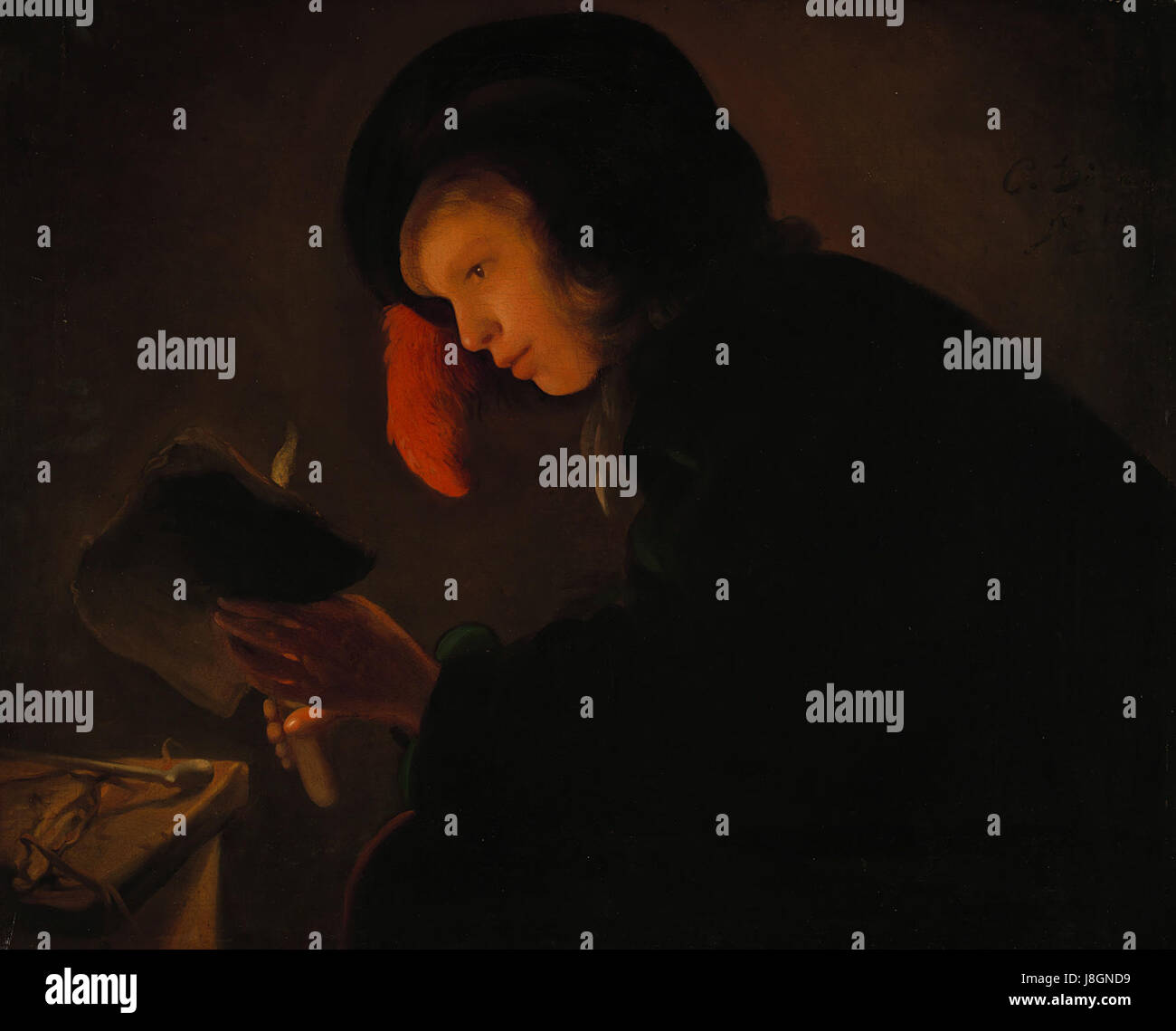 Cette peinture représente un jeune homme illuminé par des chandelles, mettant en valeur l'utilisation délicate de la lumière et de l'ombre typique des hollandais du XVIIe siècle La pièce est conservée au Rijksmuseum et illustre l'accent mis par l'époque sur le réalisme et la profondeur émotionnelle. Banque D'Images