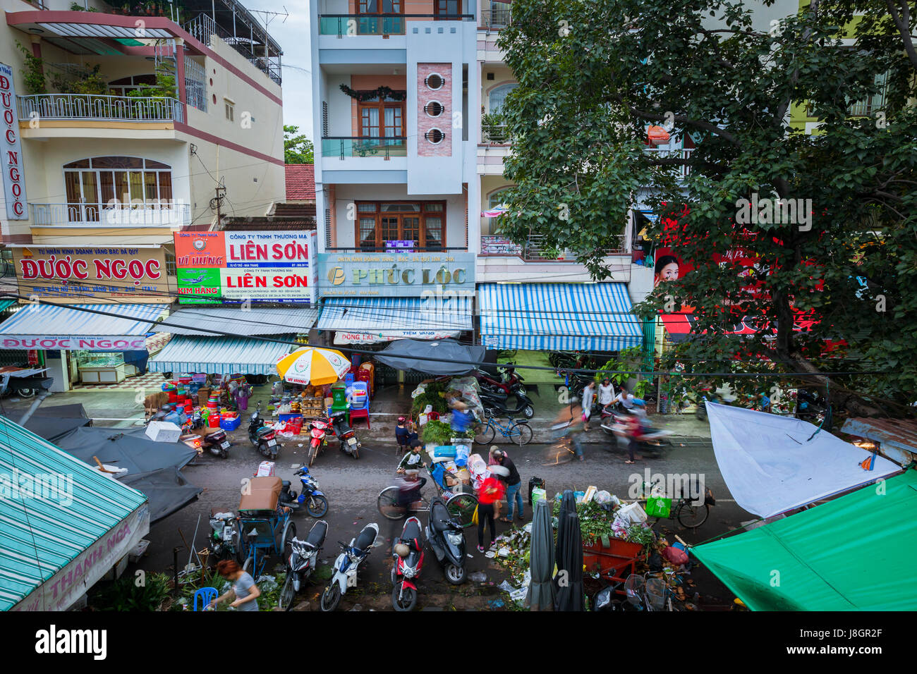Nha Trang, Viêt Nam - janvier 09, 2016 : foule de gens qui vendent des marchandises et faire des achats à la nuit de la rue du marché. Banque D'Images