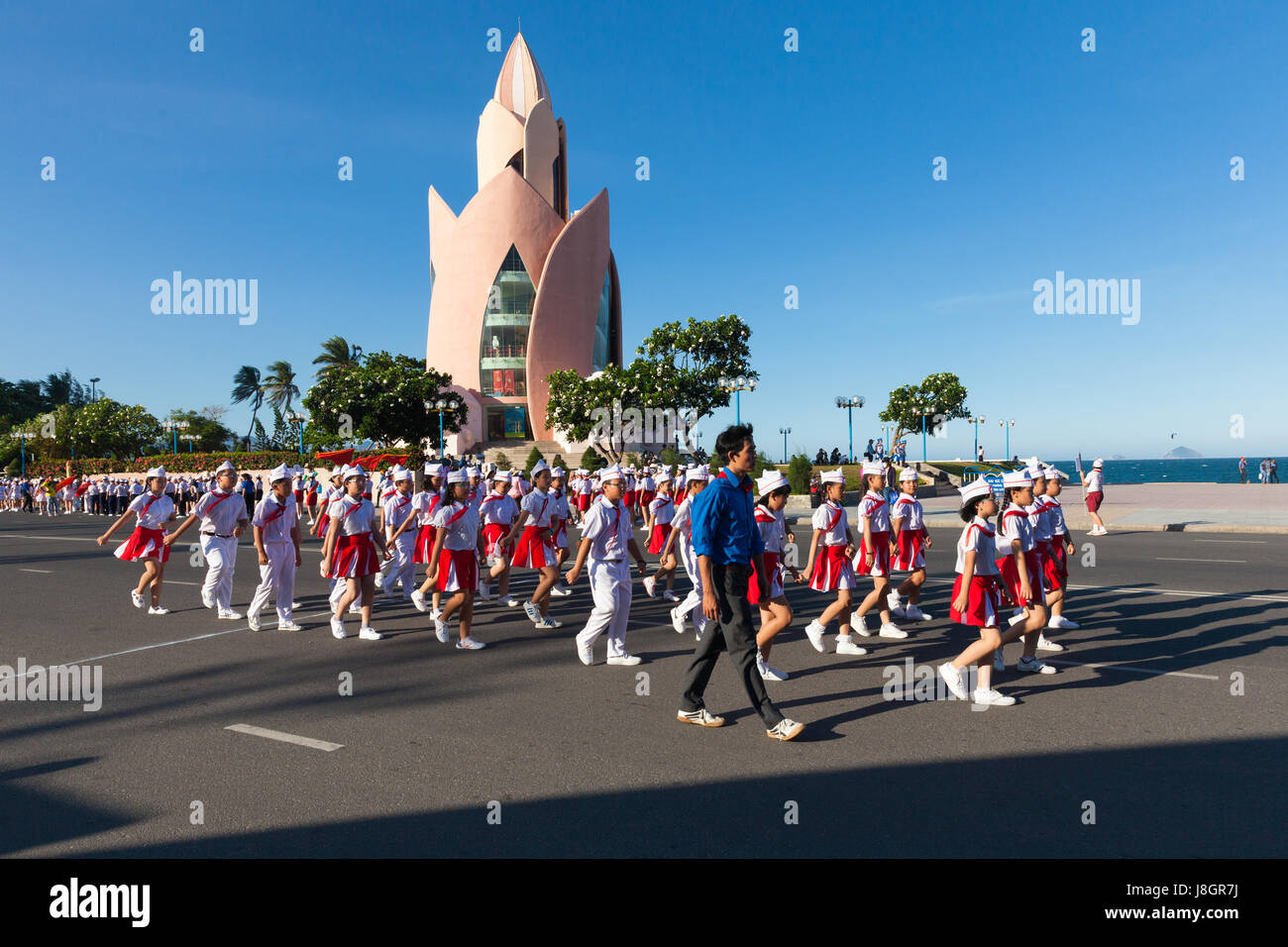Nha Trang, Vietnam - Mai 31, 2016 enfants : Pionnier sur mars la parade à la fin de l'année scolaire à Nha Trang, Vietnam le 31 mai 2016. Banque D'Images