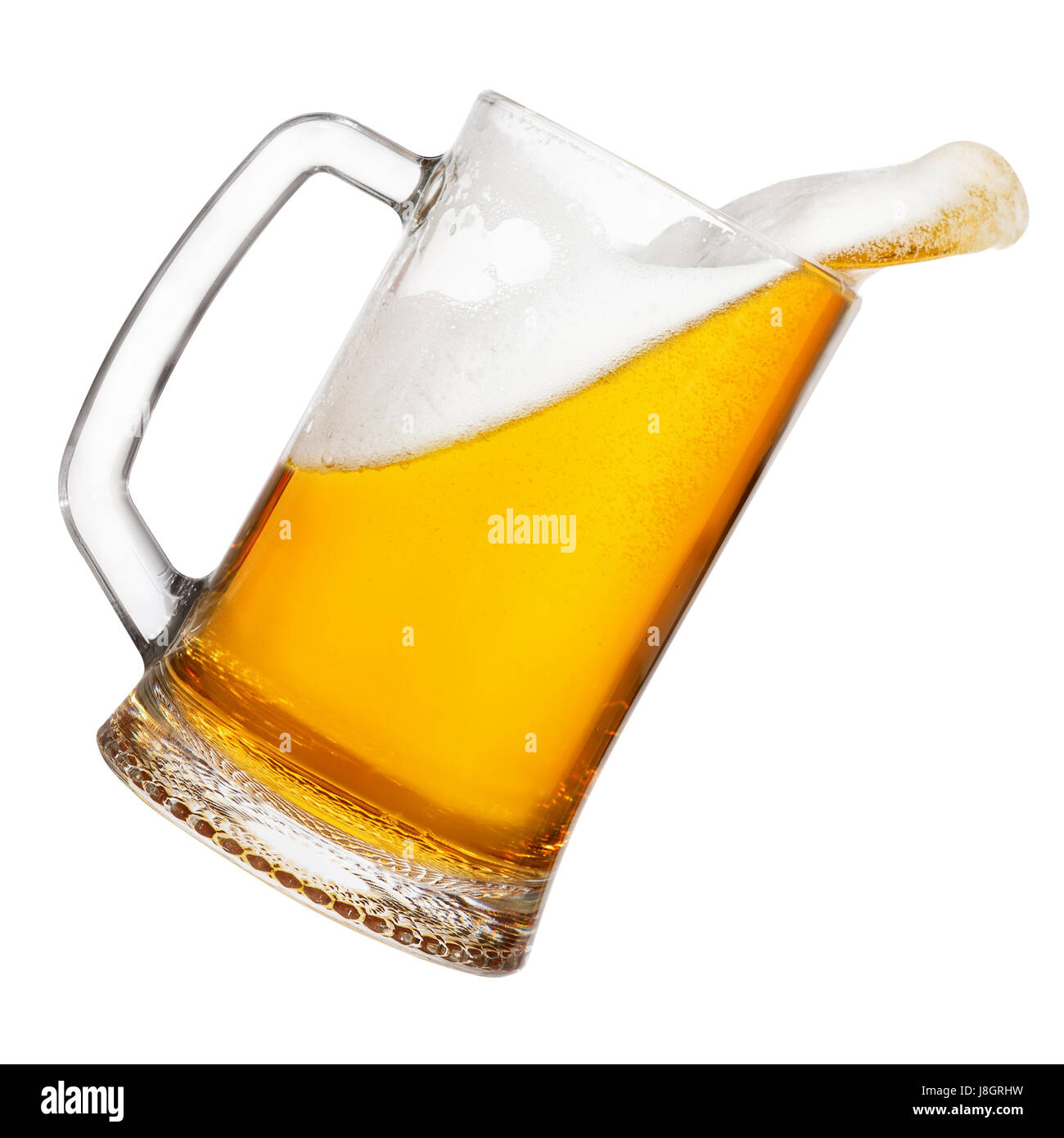 La bière dans le verre mug avec splash isolé sur fond blanc. La bière splash. Boire de l'alcool Pub Banque D'Images