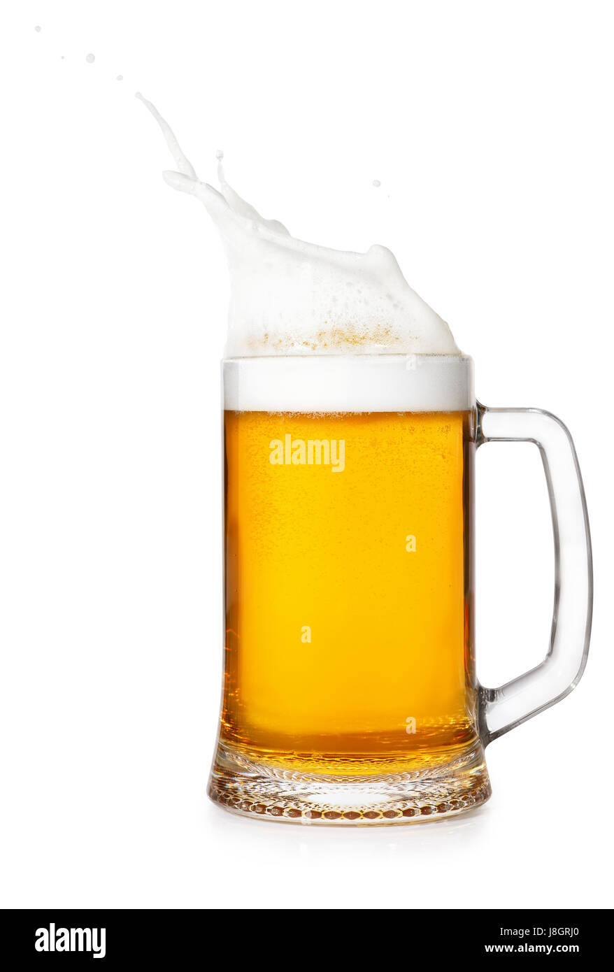 La bière en mug avec splash isolé sur fond blanc. La bière splash. Boire de l'alcool Pub Banque D'Images