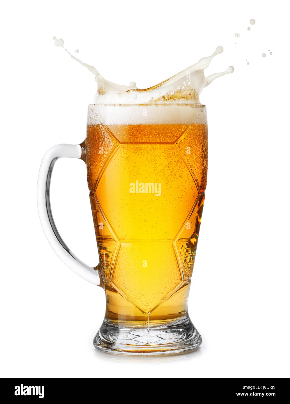 La bière en tasse avec mousse éclaboussures isolé sur fond blanc. La bière splash. Gobelet en verre de forme sphérique avec de la bière. Boire de l'alcool Pub Banque D'Images