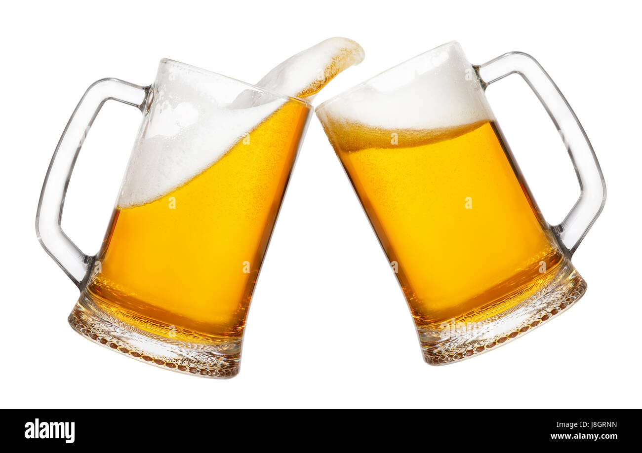 Cheers, deux chopes de bière toasting créer splash isolé sur fond blanc. Paire de verres à faire des toasts. Bières en hausse. La bière d'or splash. Banque D'Images