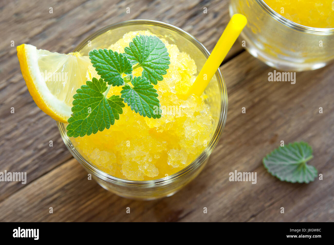 Granité de citron congelé Slush Verre dans verres sur table en bois  rustique. Granita italienne maison dessert, boisson rafraîchissante Slush  d'été Photo Stock - Alamy