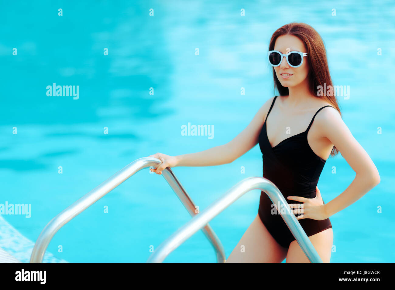 Fille d'été avec la mode des lunettes de soleil et maillot noir au bord de la piscine Banque D'Images