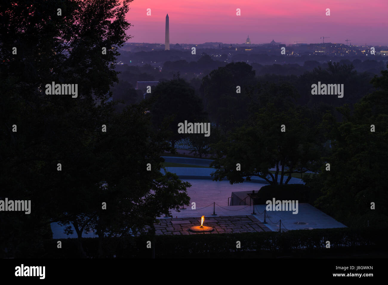 Le ciel au-dessus de la Washington, D.C. présente des tons de rose et violet avant le lever du soleil de la John F. Kennedy flamme éternelle et mem présidentielle Banque D'Images