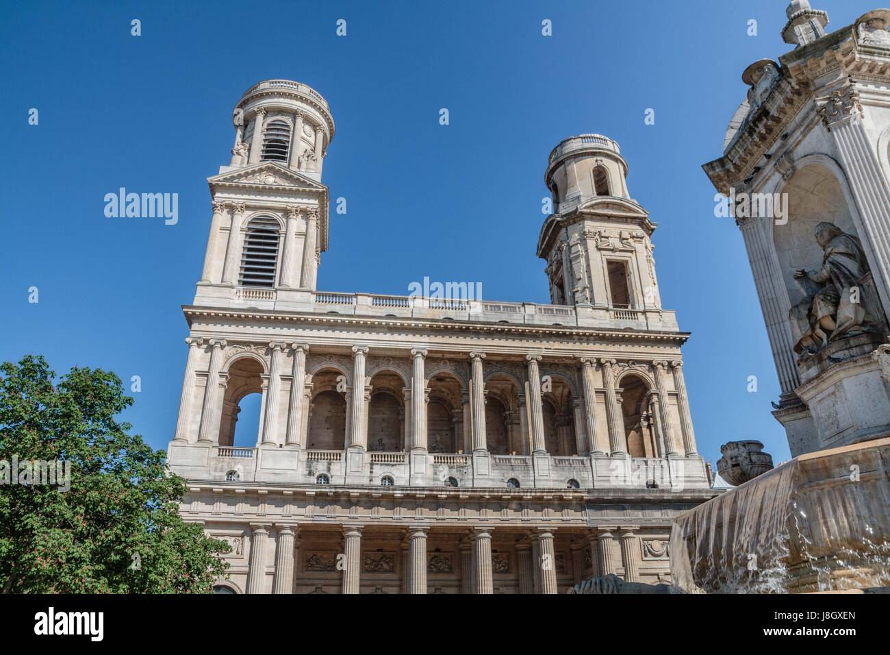 L'église Saint-Sulpice est une grande église du quartier de l'Odéon dans le 6e arrondissement de Paris. Elle est située place Saint-Sulpice. Elle a po Banque D'Images