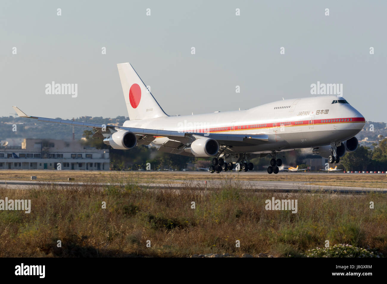 L'Armée de l'air Japaese Boeing 747-47C [20-1102] Entrée dans la terre de la piste 13. Accompagné d'un autre 747, ils ont amené le Premier ministre japonais Shinzo Abe un Banque D'Images