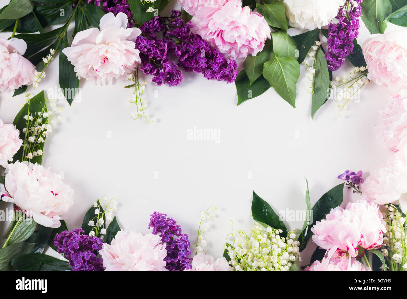Frontières Floral de fleurs fraîches - lilas, pivoines et lilly du walley flowers frame on white background with copy space Banque D'Images