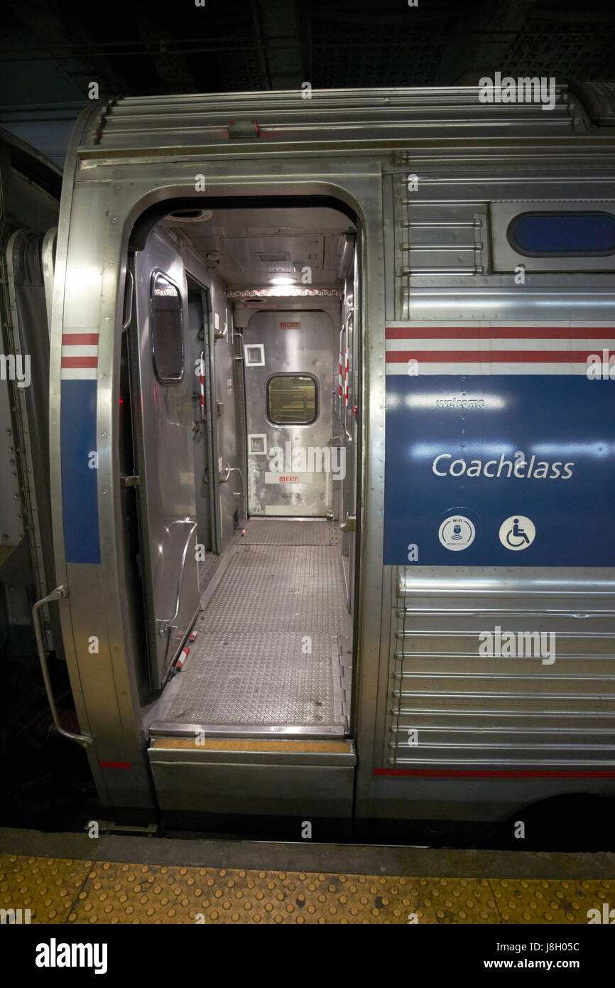 Coachclass amtrak porte vide ouvert USA Banque D'Images