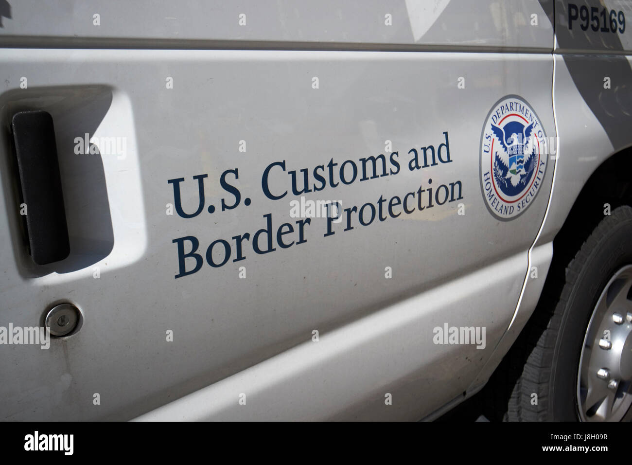 Ministère de la sécurité intérieure de la U.S. Customs and Border Protection véhicule service crest et le logo de la ville de New York USA Banque D'Images