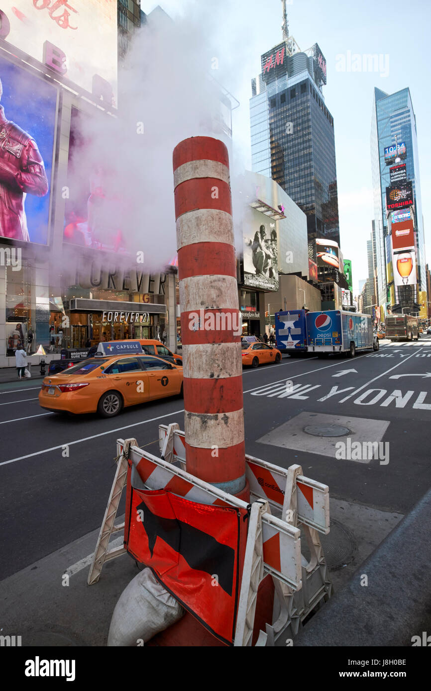 New York City con edison évents de vapeur à Times square USA Banque D'Images