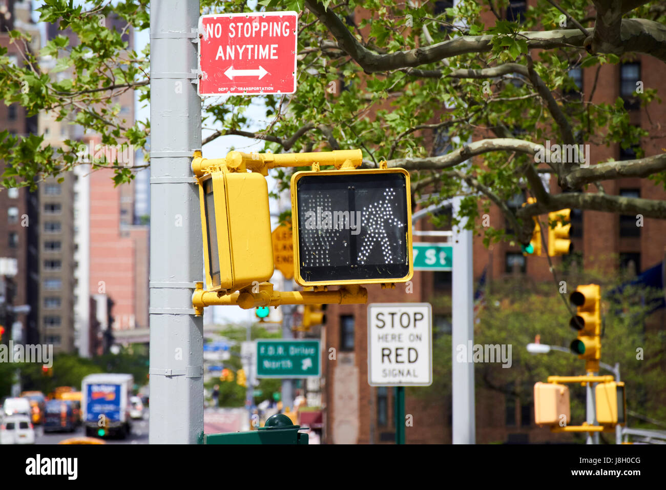 Promenade piétonne de LED blanche signe sur New York City street signs USA Banque D'Images