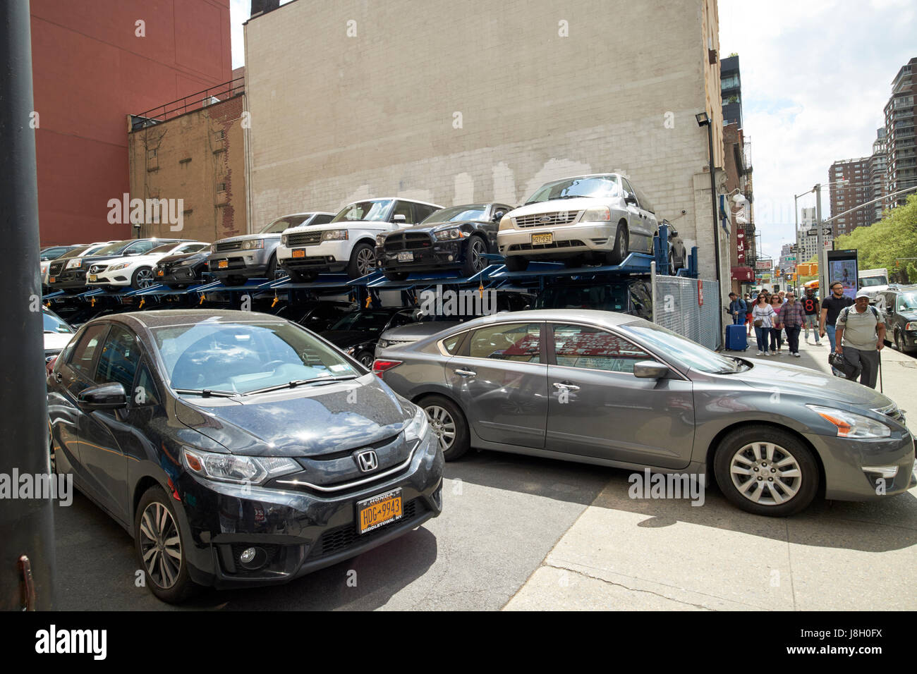 Parking mécanique empilés en plein centre de New York USA Banque D'Images