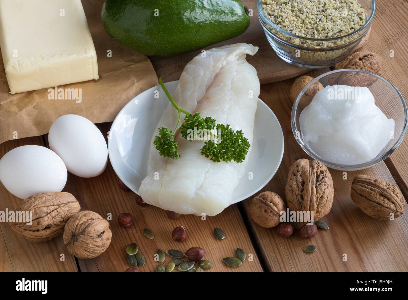 Les graisses saines - les poissons sauvages capturés, avocat, beurre, oeufs, graines de chanvre, noix, noisettes, graines de citrouille, l'huile de noix de coco Banque D'Images