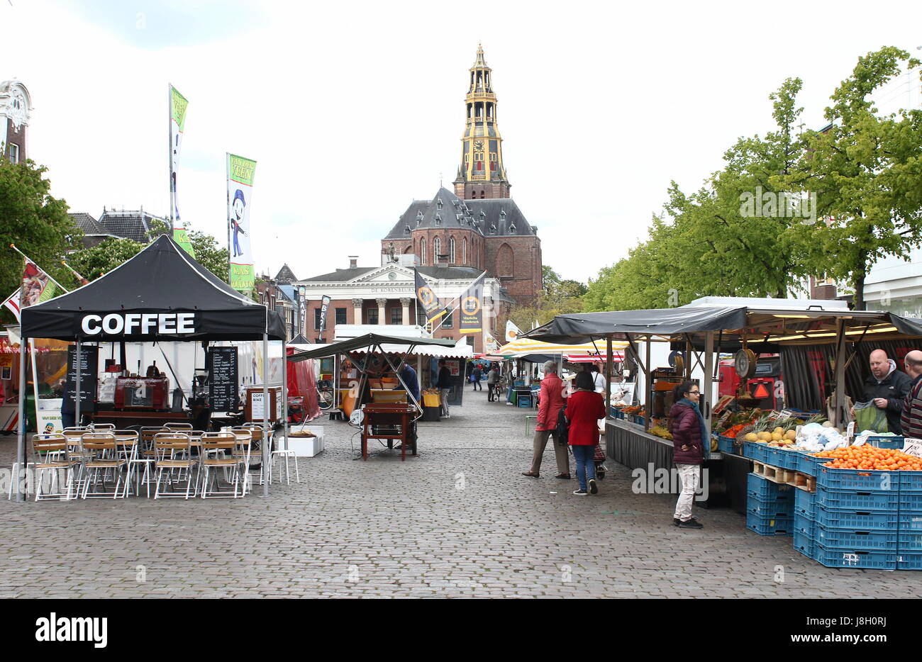 Jour de marché sur la grande place médiévale Vismarkt, ville de Groningen, Pays-Bas. En arrière-plan Korenbeurs & Der Aa Kerk (église) Aa Banque D'Images