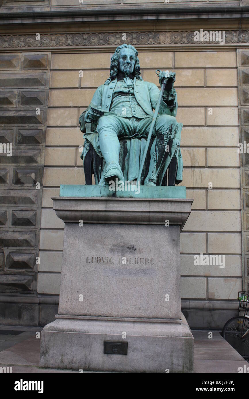 La statue de l'écrivain danois / norvégien Ludvig Holberg 1684-1754 à l'extérieur du théâtre Royal à Kongens Nytorv à Copenhague. Banque D'Images