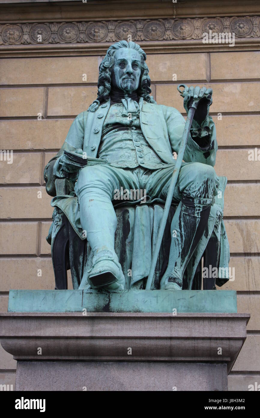 La statue de l'écrivain danois / norvégien Ludvig Holberg 1684-1754 à l'extérieur du théâtre Royal à Kongens Nytorv à Copenhague. Banque D'Images