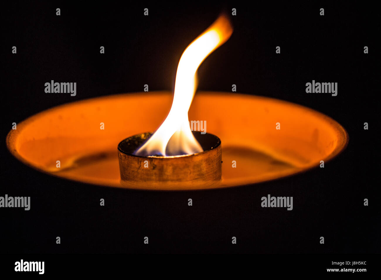 Le scintillement d'une bougie dans le noir Photo Stock - Alamy