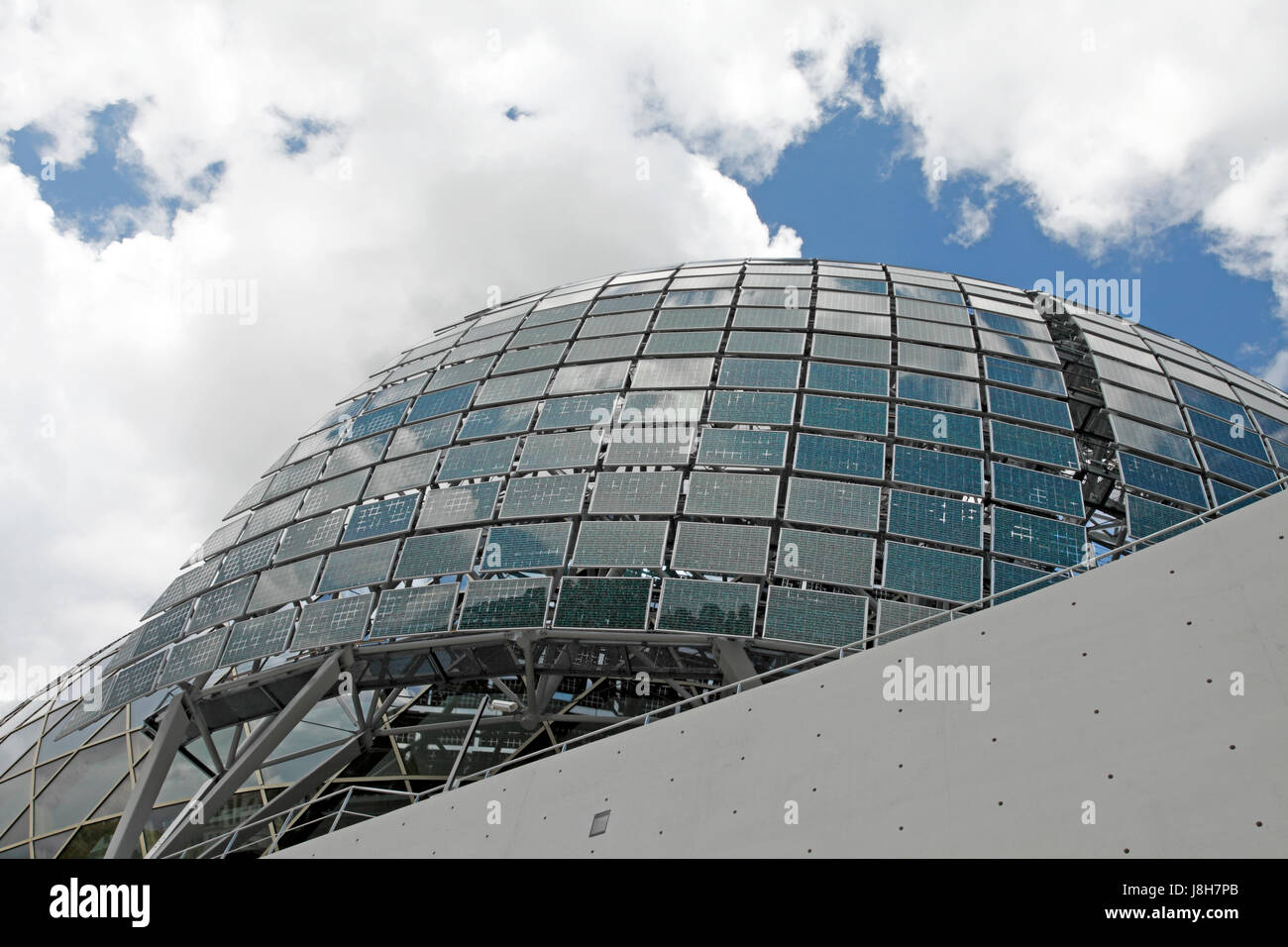 Une voile faite de panneaux solaires utilisés pour produire le pouvoir de la Cité musicale de l'ile Seguin, Boulogne-Billancourt. Paris, France. Sola photovoltaïque Banque D'Images