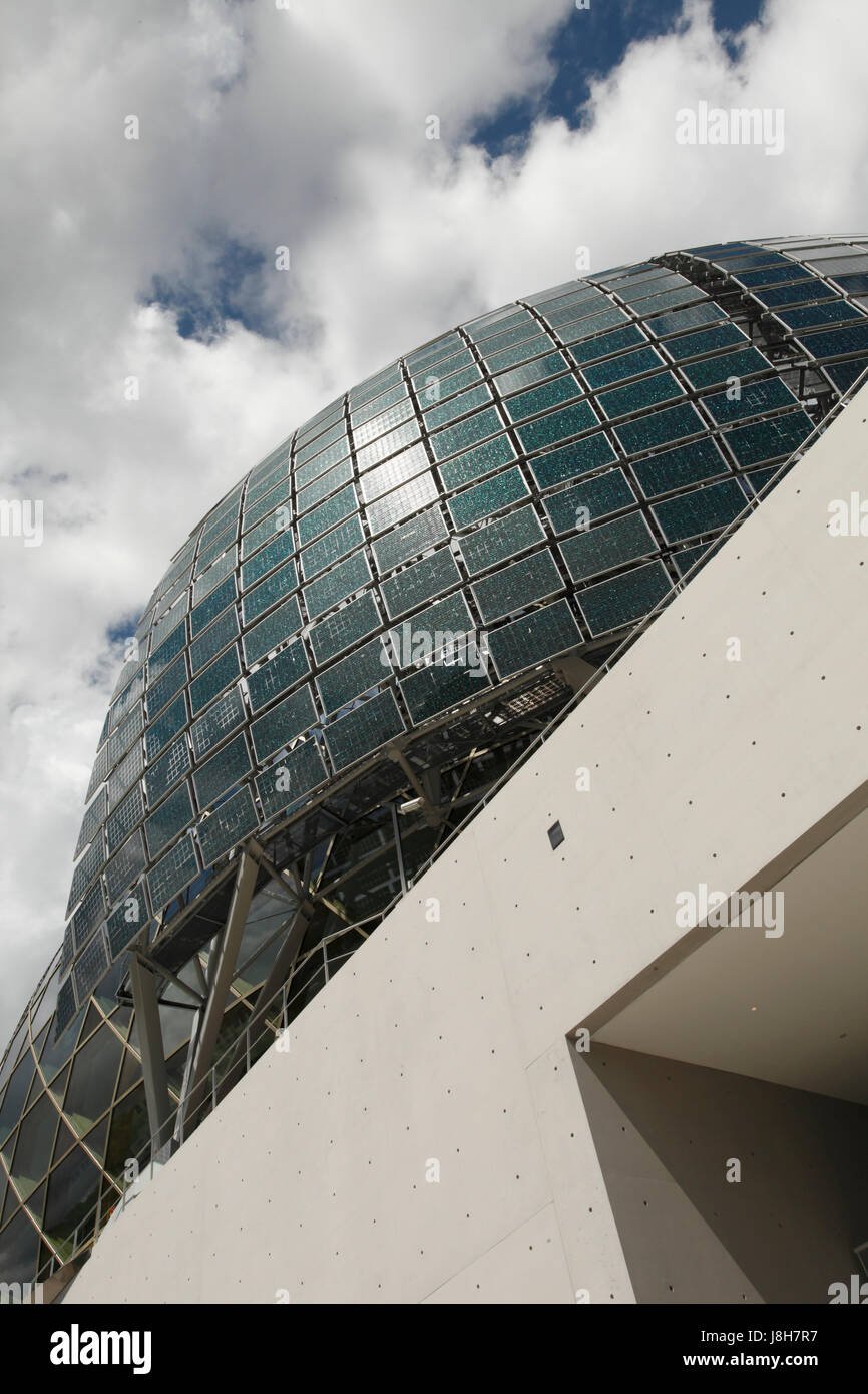 De l'Île Seguin. Une voile faite de panneaux solaires utilisés pour produire le pouvoir de la Cité musicale de l'ile Seguin, Boulogne-Billancourt. Paris, France. Banque D'Images