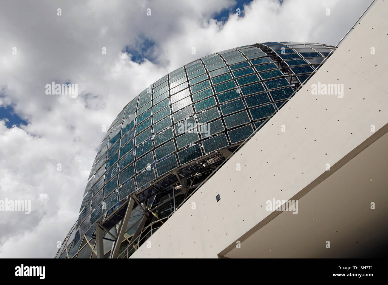 De l'Île Seguin. Une voile faite de panneaux solaires utilisés pour produire le pouvoir de la Cité musicale de l'ile Seguin, Boulogne-Billancourt. Paris, France. Banque D'Images