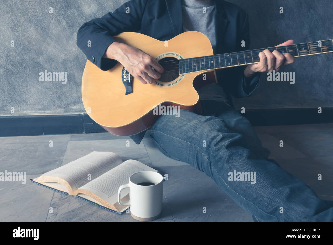 Jouer de la guitare de café chanson écriture Photo Stock - Alamy
