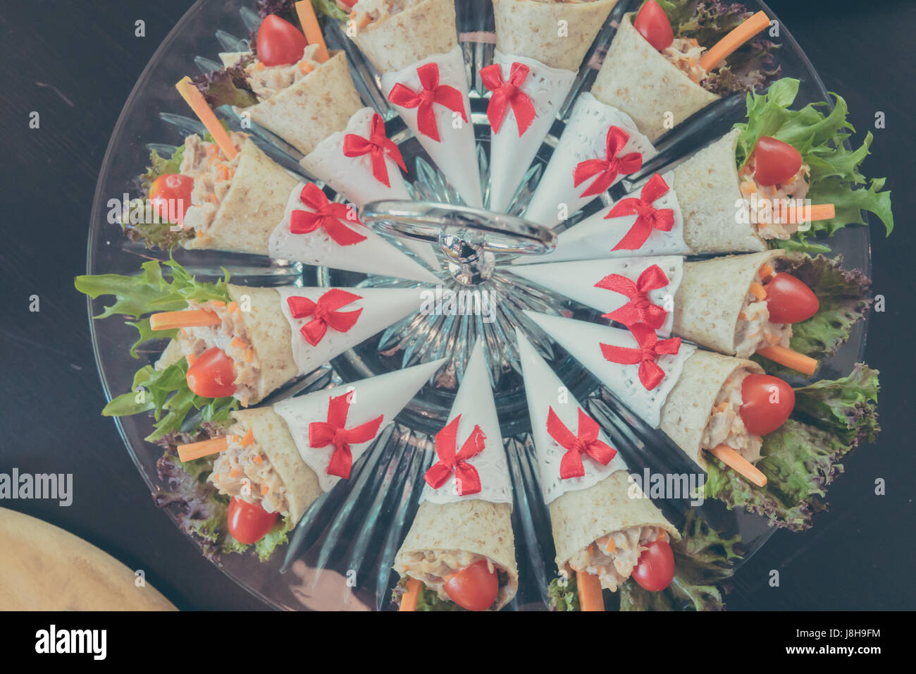 Sandwich au thon avec des tomates en salade. Banque D'Images