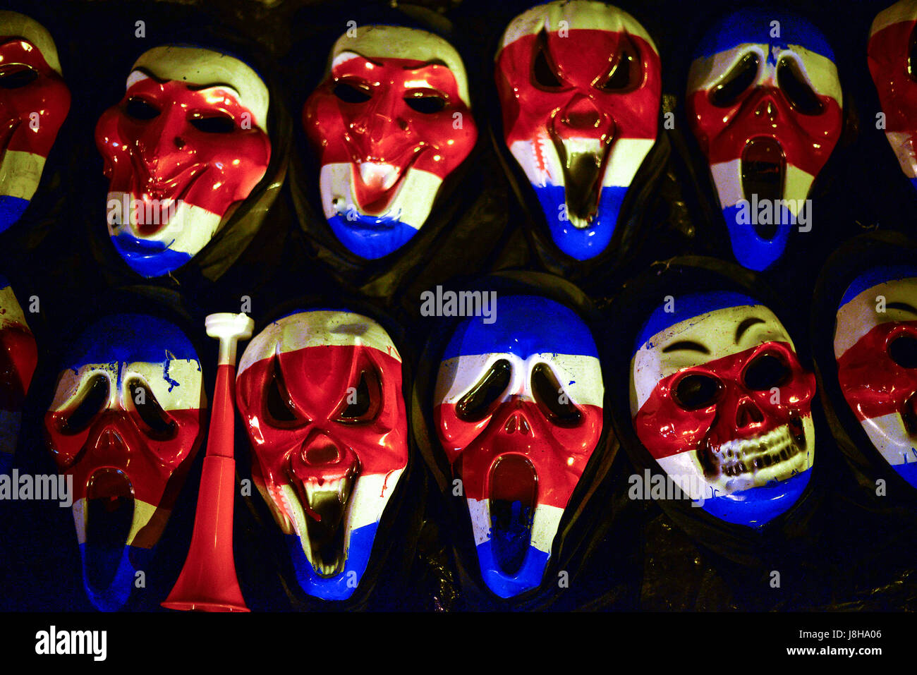 Masques peints couleur drapeau du Costa Rica s'asseoir à l'extérieur le stade national avant l'équipe nationale du Costa Rica prend sur le Paraguay dans un 2014 Wor Banque D'Images