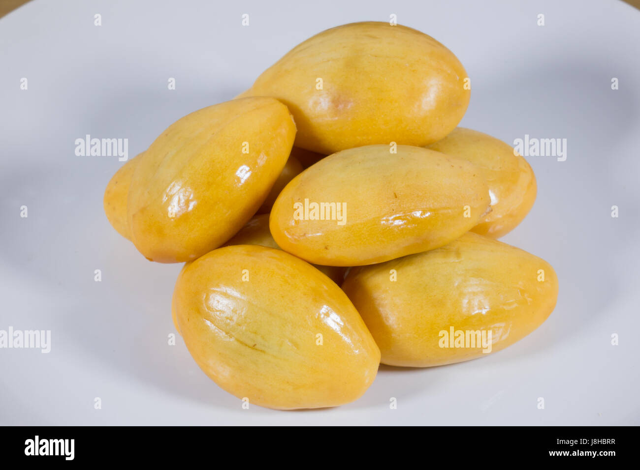 Close up of salak Salacca zalacca (fruits) à plat sur l'arrière-plan blanc bois Banque D'Images