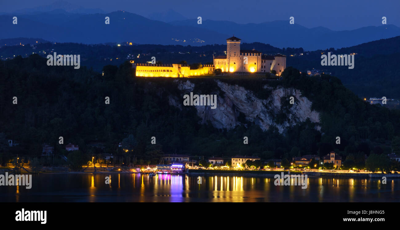Lac Majeur nuit vue aérienne du château Rocca di Angera Banque D'Images