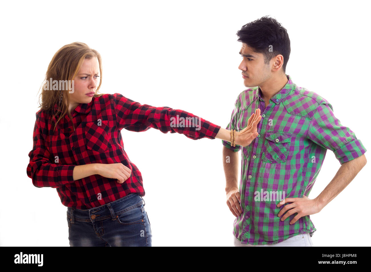 Jeune couple en soutenant des chemises à carreaux Banque D'Images