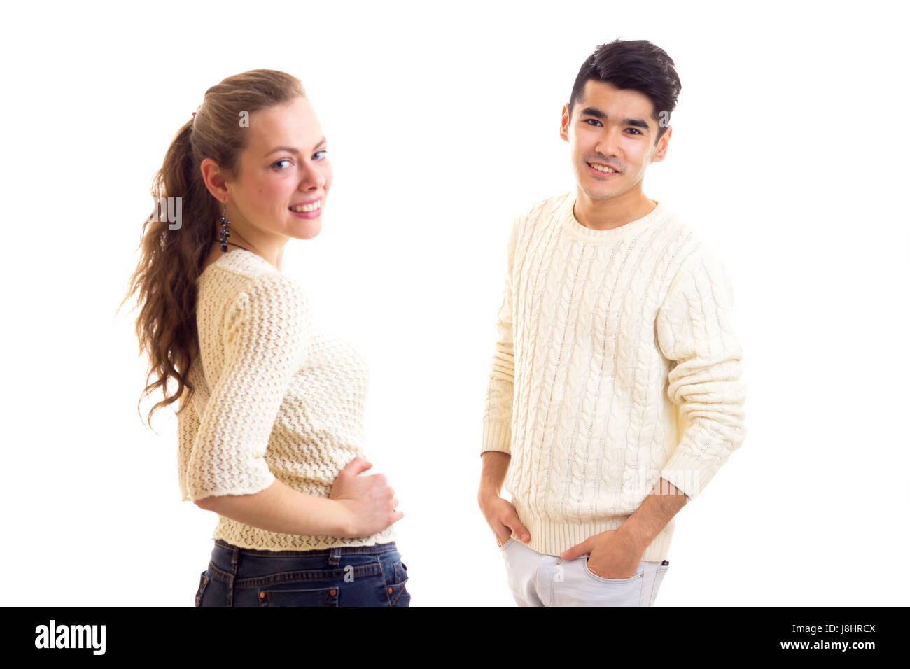 Jeune couple en blanc pulls Banque D'Images