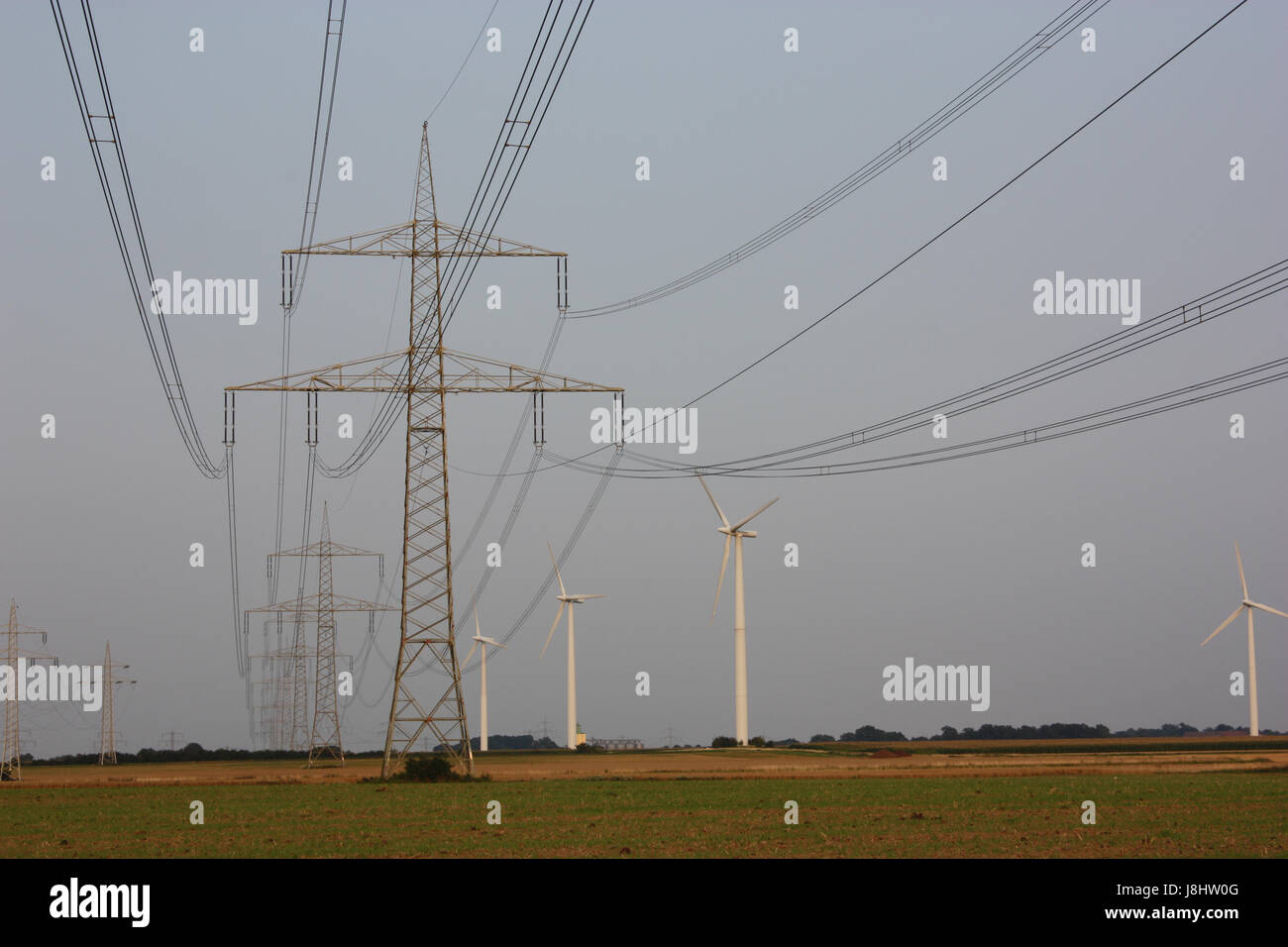 Pylônes électriques et les éoliennes Banque D'Images