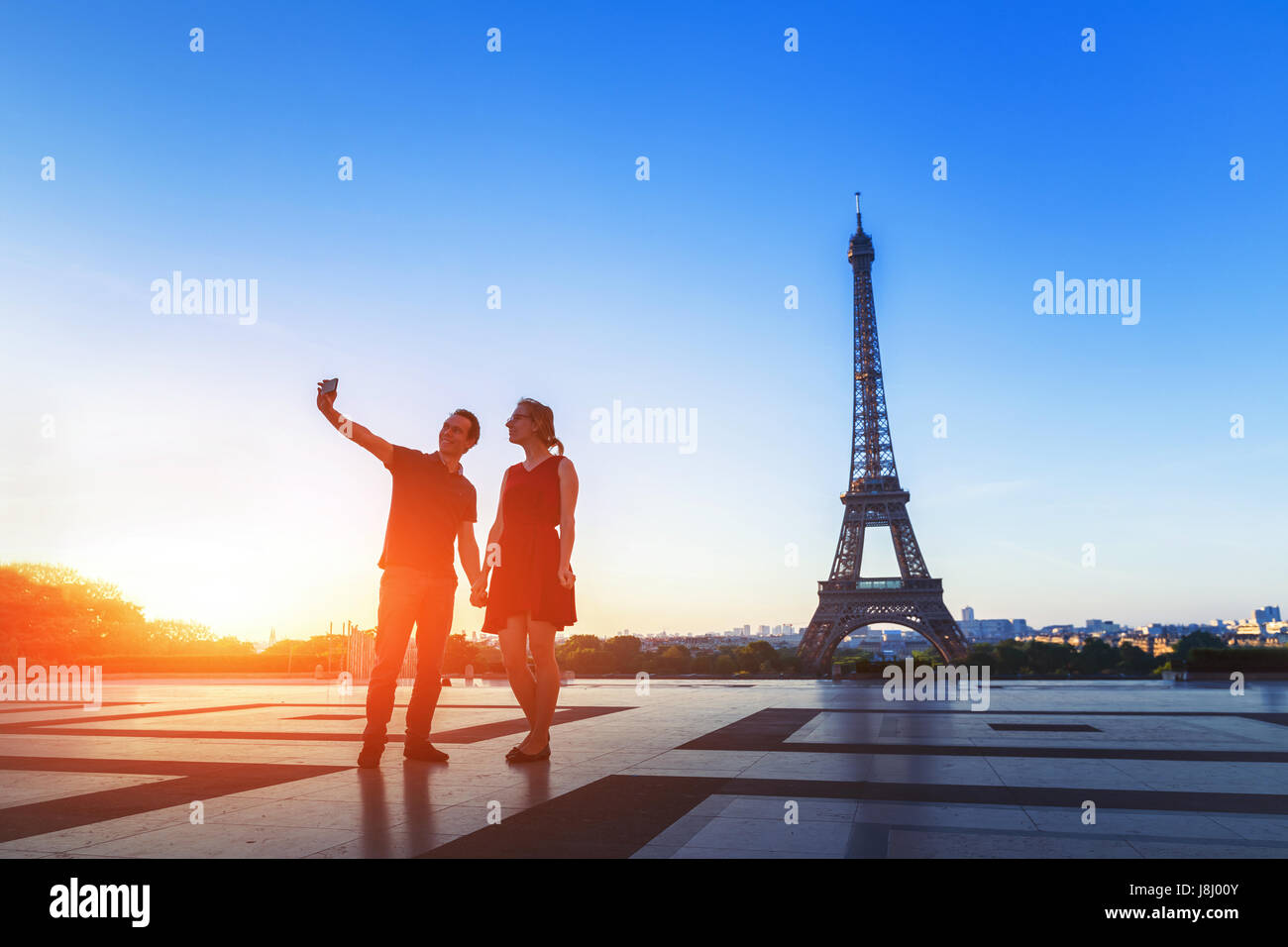 Silhouette d'un couple aimant prendre photo portrait selfies en face de la Tour Eiffel, le Trocadéro, Paris, France Banque D'Images