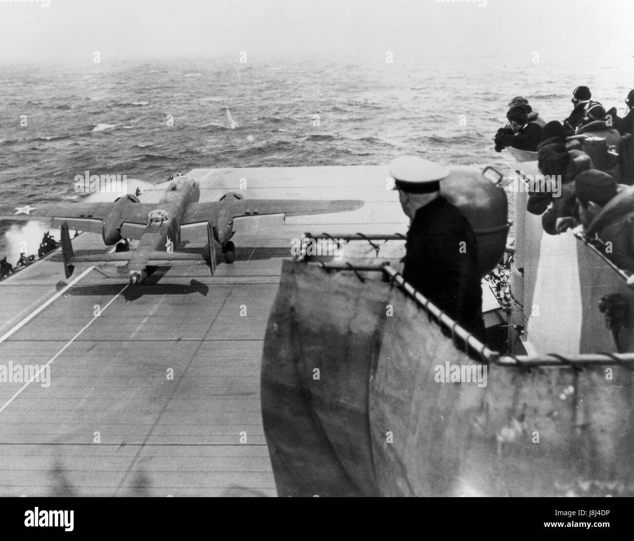 Un U.S. Army Air Force North American B-25B Mitchell bomber décollant de la US Navy porte-avions USS Hornet (CV-8) au cours de la Raid de Doolittle le 18 avril 1942 Banque D'Images