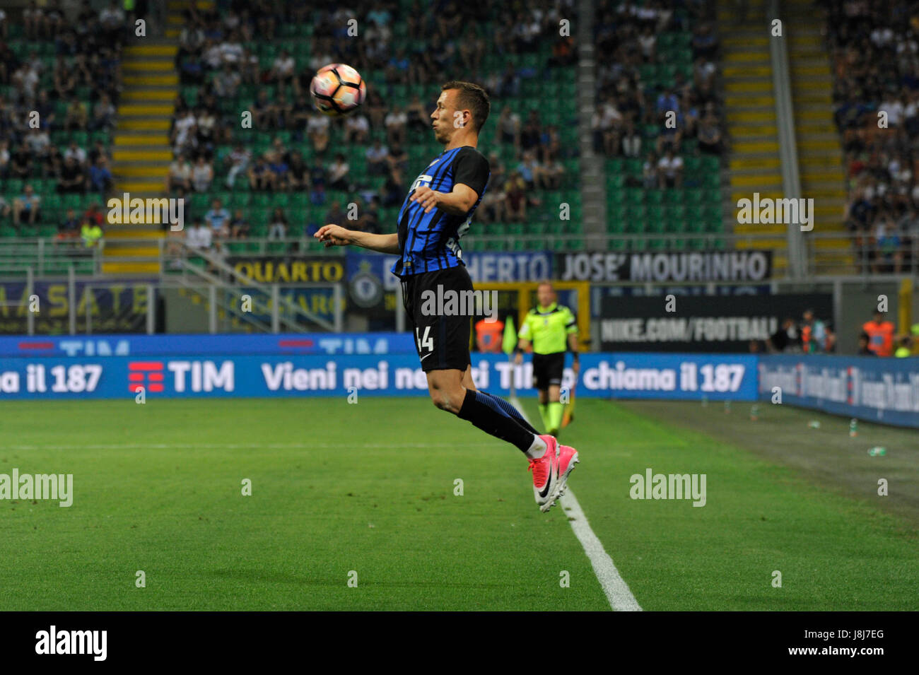 Milan, Italie. 28 mai, 2017. Ivan Perisic d'entre en action au cours de la Serie A football, l'Inter Milan et l'Udinese ; Inter remporte le match de Serie A de 5-2 contre l'Udinese. Credit : Gaetano Piazzolla/Pacific Press/Alamy Live News Banque D'Images