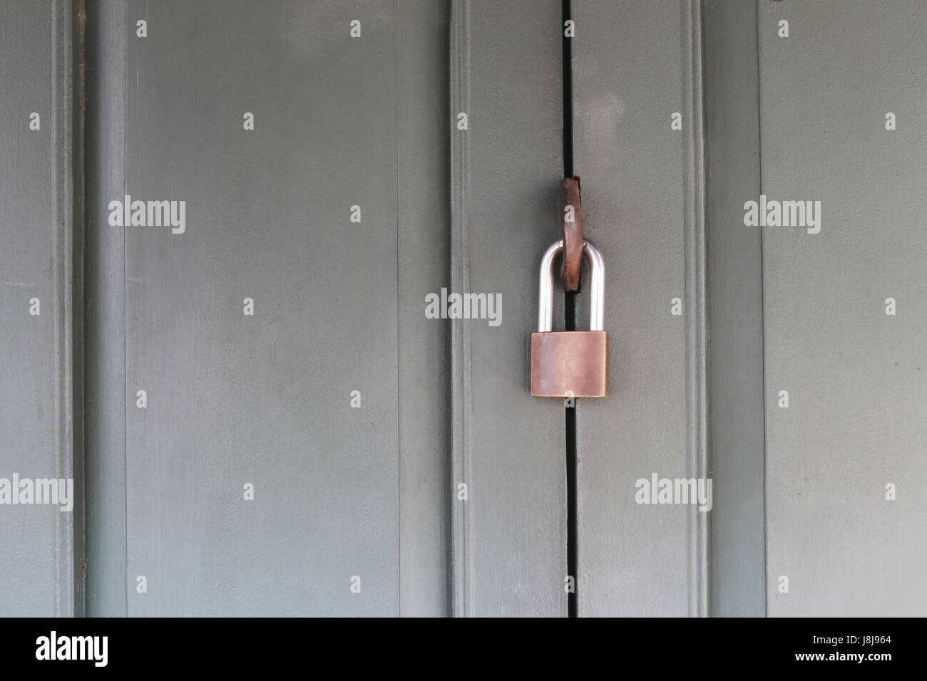 Serrure de porte en bois par des cadenas en acier concept de sécurité. Banque D'Images