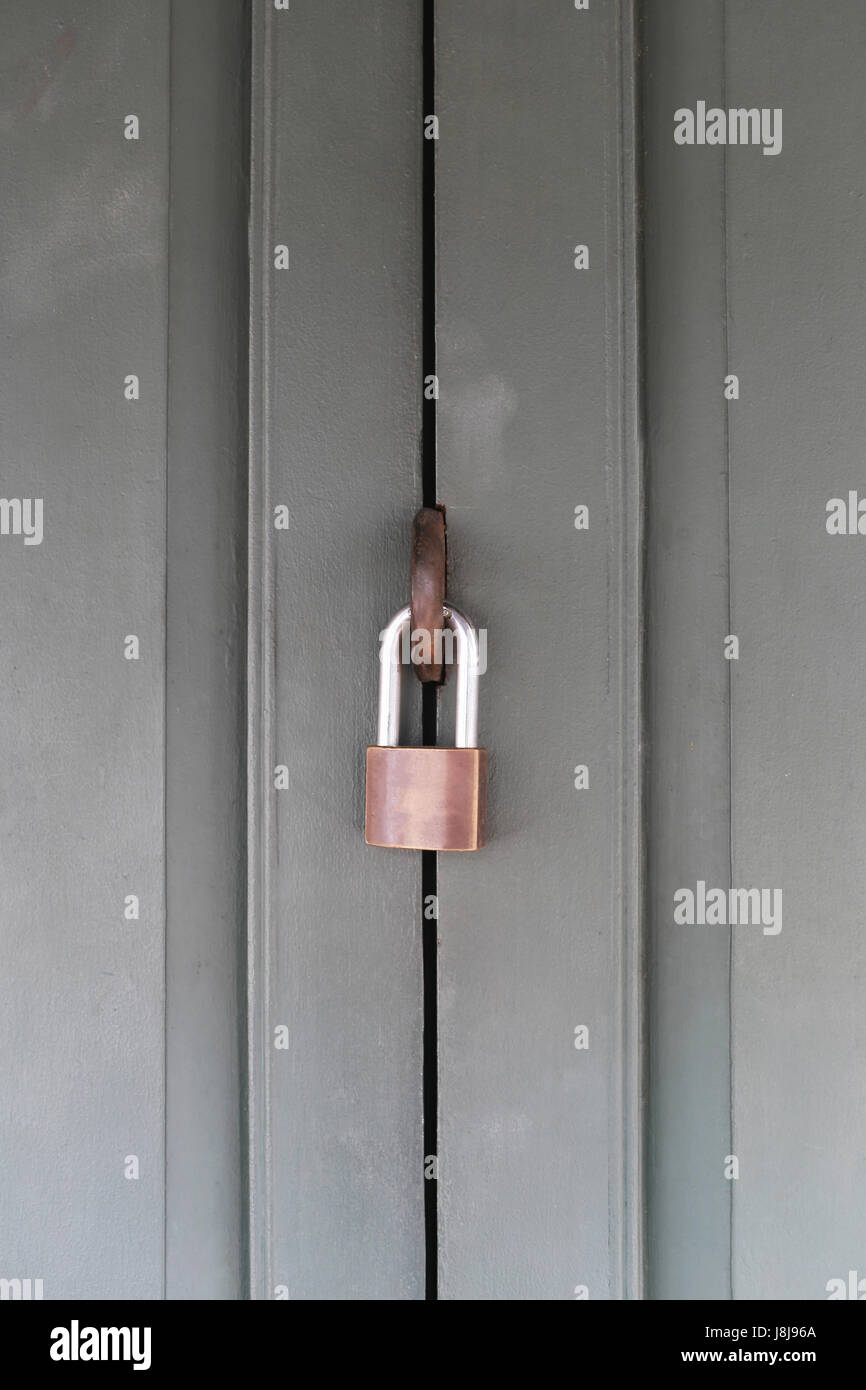 Serrure de porte en bois par des cadenas en acier concept de sécurité. Banque D'Images