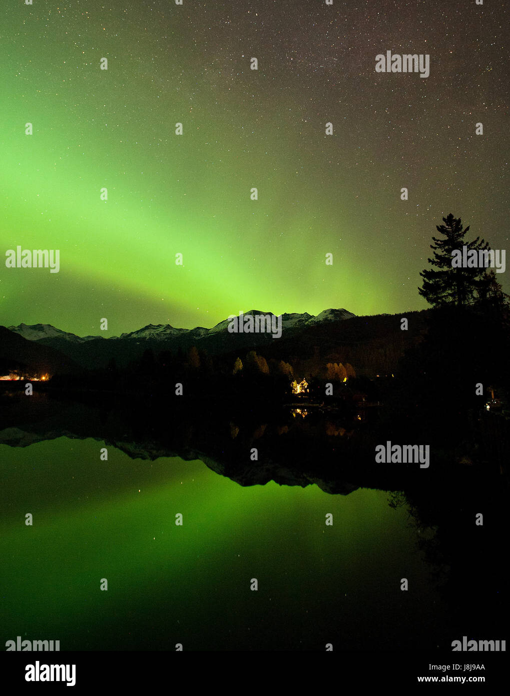 Les gens regardent un rare le sud de l'aurore boréale éclaire, l'affichage le long de la rive du lac Vert de Whistler. Dimanche 28 Mai, 2017. Photo : Da Banque D'Images